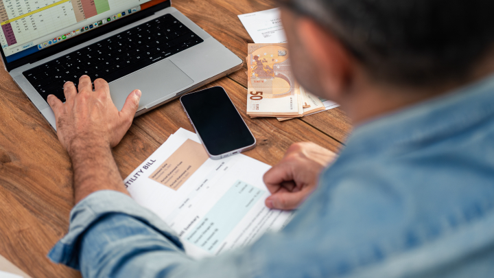 La Ley Crea y Crece obliga a empresas y autónomos a implementar la facturación electrónica y Verifactu, impulsando la digitalización en la gestión de comunidades de propietarios.