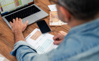 La Ley Crea y Crece obliga a empresas y autónomos a implementar la facturación electrónica y Verifactu, impulsando la digitalización en la gestión de comunidades de propietarios.