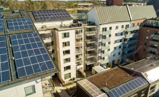 Comunidad de propietarios con la cubierta repleta de placas solares.