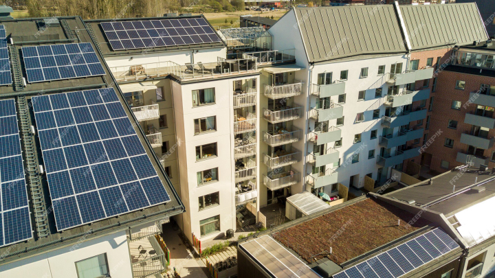 Comunidad de propietarios con la cubierta repleta de placas solares.