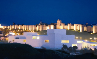 Fotografía panorámica de las monumentales murallas de Ávila de noche.