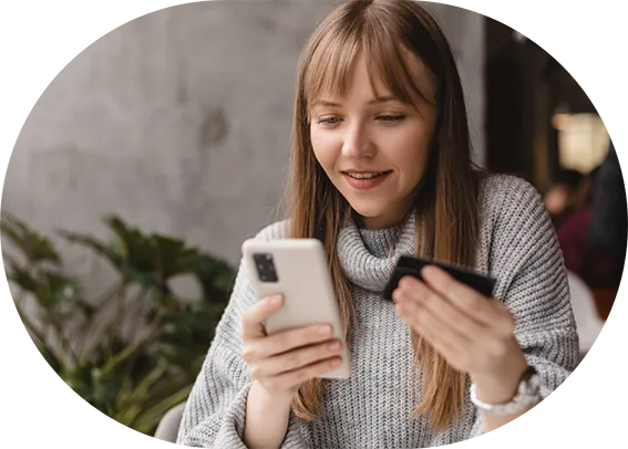 Imagen de una mujer mirando el movil