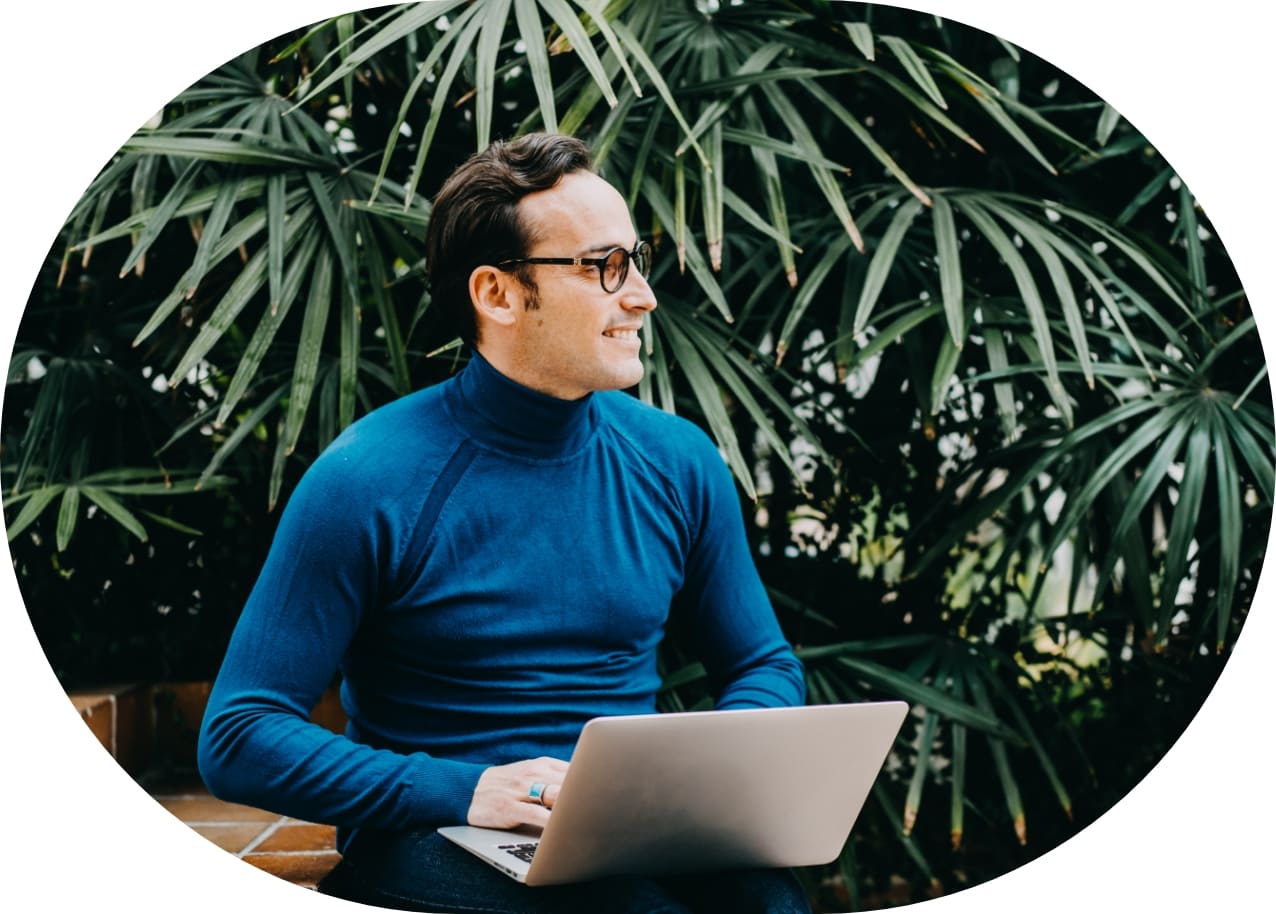 Imagen de hombre sonriendo con plantas de fondo