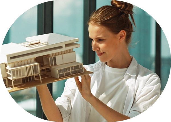 Imagen de una mujer observando la maqueta de una casa