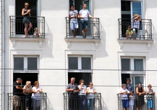 Edificio con los vecinos asomados por el balcon