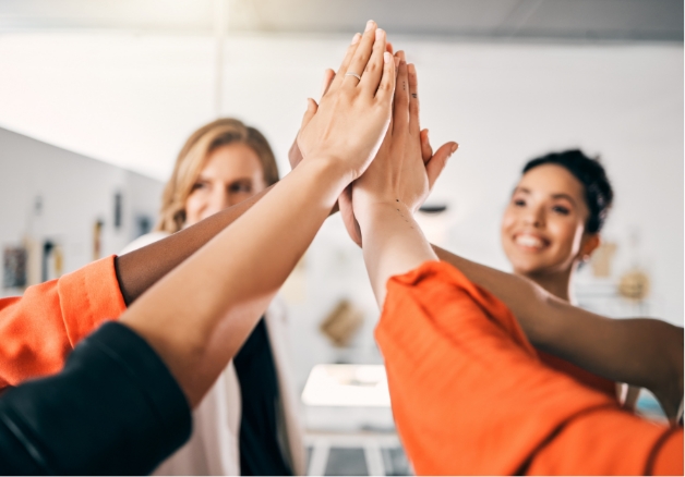 Equipo de trabajo chocando las manos